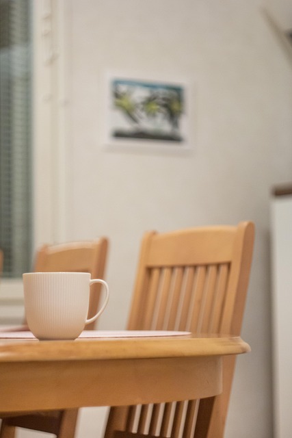 pareja revisando gastos del hogar en mesa de comedor con portátil y recibos
